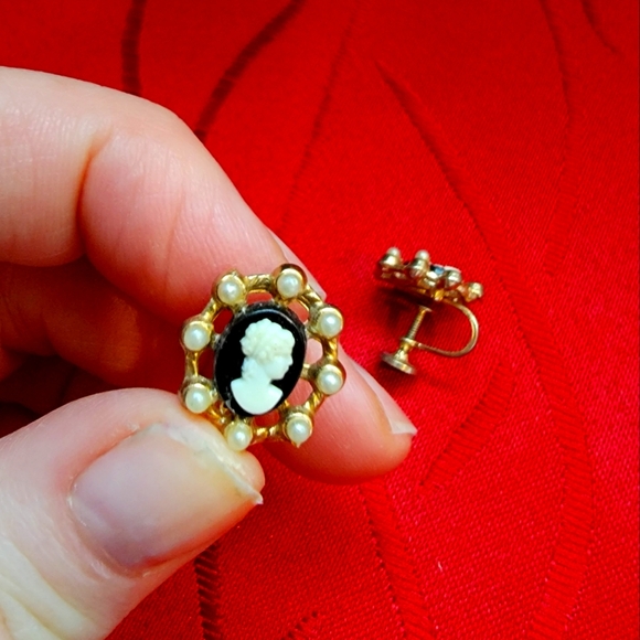 Vintage Jewelry - Vintage Cameo Gold Pearl Clip on earrings